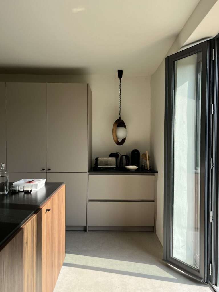 Charmante maison de campagne à l’intérieur contemporain — photo 8