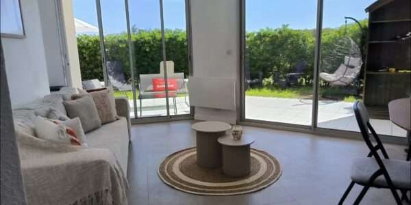 Appartement au bord de la mer avec terrasse