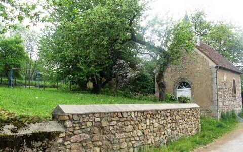 Maison de campagne en pleine nature donnant directement sur la forêt et chemin de randonnée
