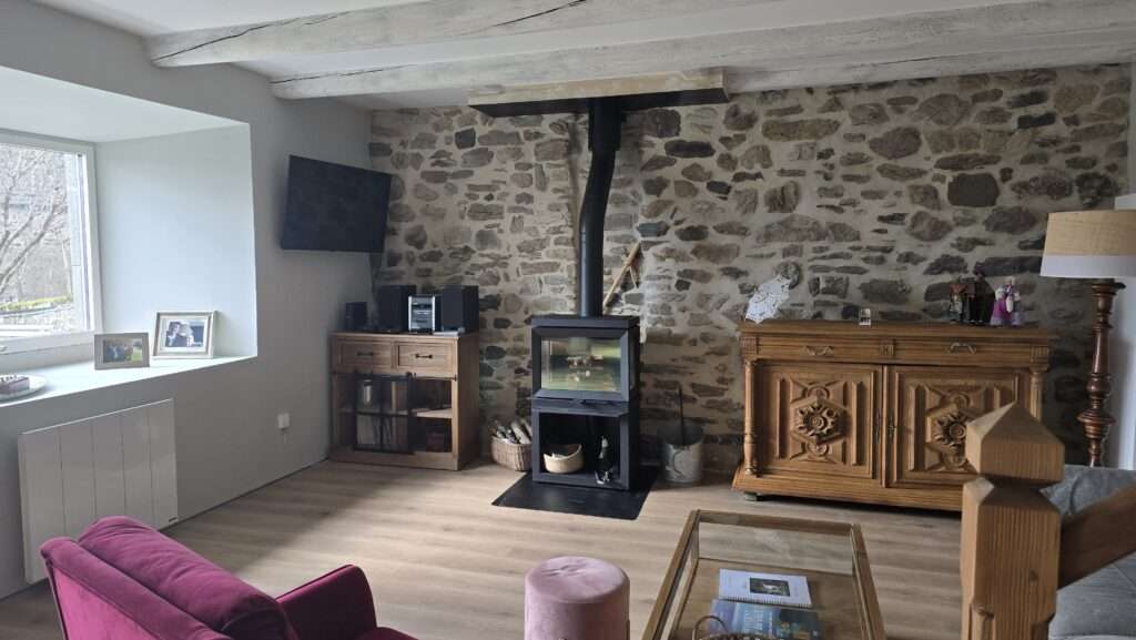 Furnished house of 120 m² in Alleuze – Country house with exposed stone walls in Alleuze – photo 3