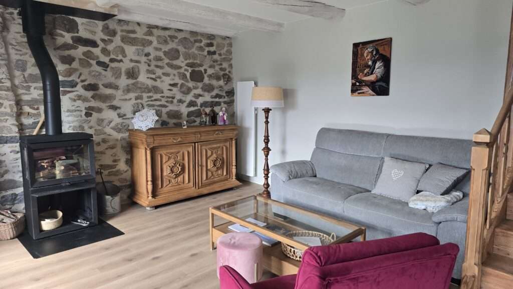 Furnished house of 120 m² in Alleuze – Country house with exposed stone walls in Alleuze – photo 4