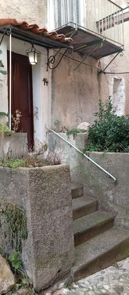 Appartement meublé de 24 m² à Sospel – Studio meublé à Sospel – 24 m² en centre-ville, proche gare – photo 2