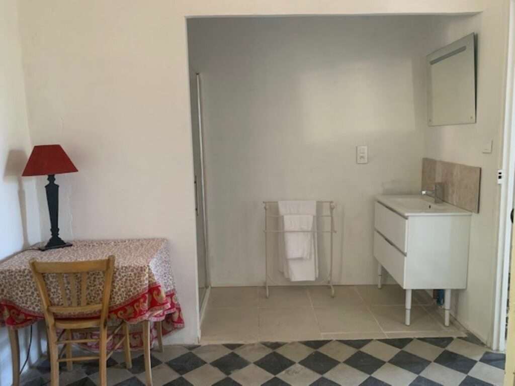 Furnished house of 180 m² in Montfrin – 4-Bedroom House with Pool and Garden in Montfrin – photo 37