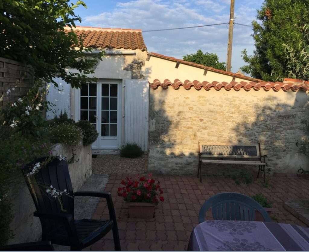 8km de Surgères. Gîte tranquille et indépendant annexé à la maison des propriétaires — photo 4