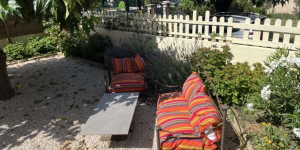 Maison au centre du village avec piscine et jardin