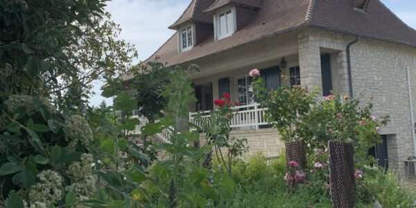 Maison en pierre avec grand jardin