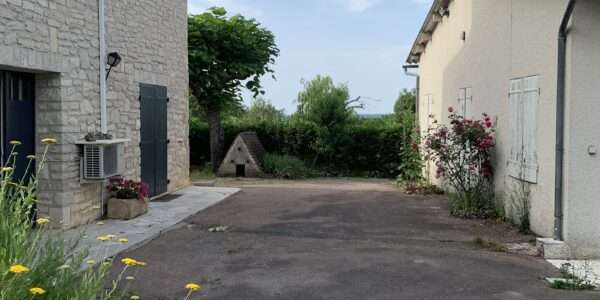 Maison en pierre avec grand jardin