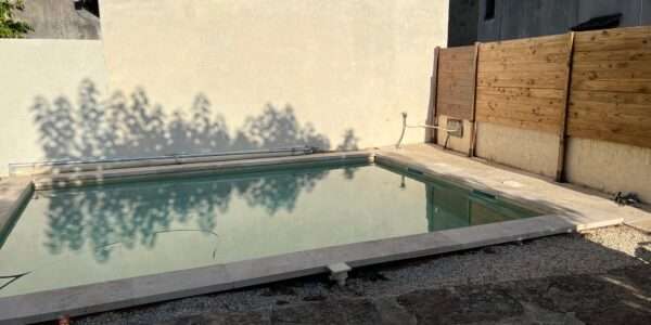 Maison au centre du village avec piscine et jardin