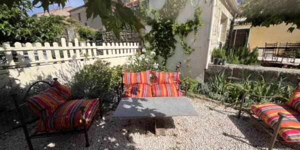Maison au centre du village avec piscine et jardin