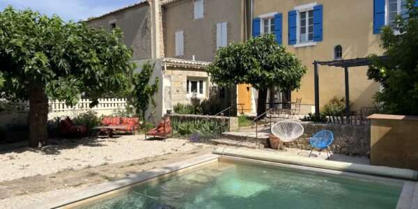 Maison au centre du village avec piscine et jardin