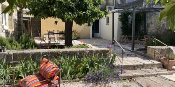 Maison au centre du village avec piscine et jardin