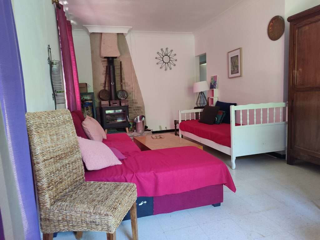 1970s House with Shaded Terrace and Large Garden in La Réole — photo 5