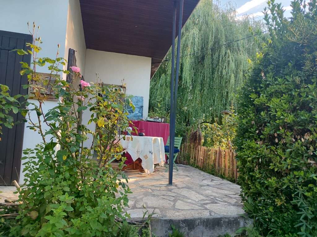 1970s House with Shaded Terrace and Large Garden in La Réole — photo 2