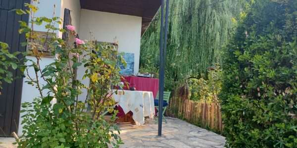 Pépite des années 70 avec sa terrasse ombragée et son grand jardin