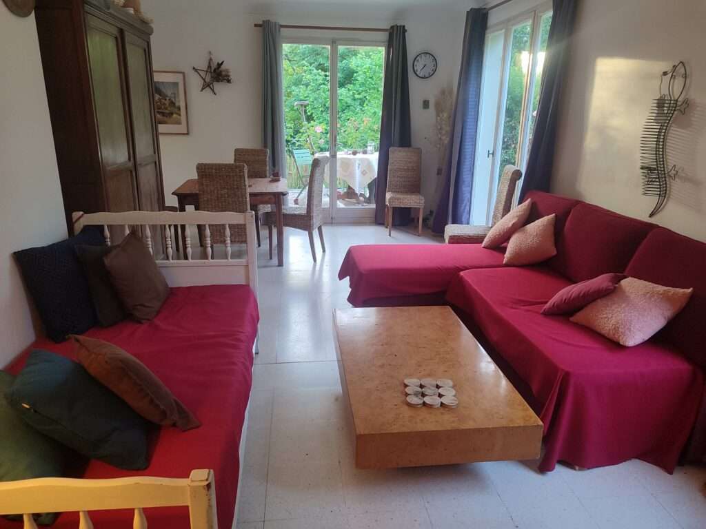 1970s House with Shaded Terrace and Large Garden in La Réole — photo 4