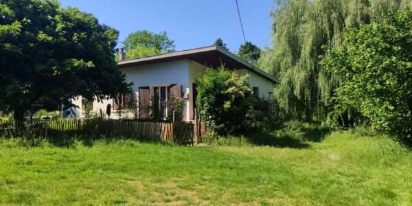 Pépite des années 70 avec sa terrasse ombragée et son grand jardin
