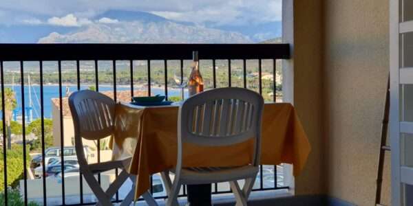Studio dans le centre de Calvi avec terrasse et vue mer