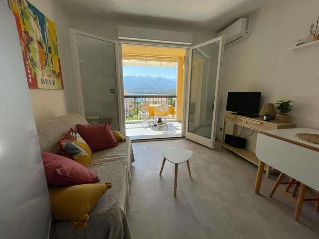 Studio dans le centre de Calvi avec terrasse et vue mer — photo 8