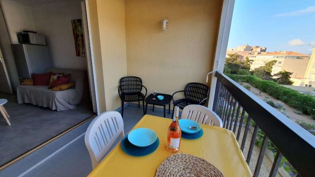 Studio dans le centre de Calvi avec terrasse et vue mer — photo 7