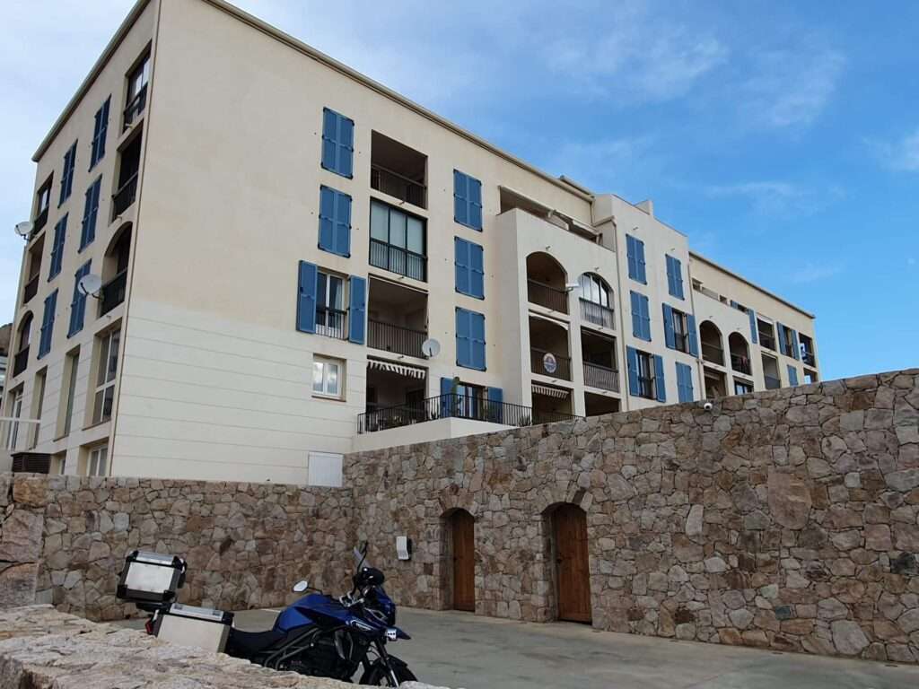 Studio dans le centre de Calvi avec terrasse et vue mer — photo 17
