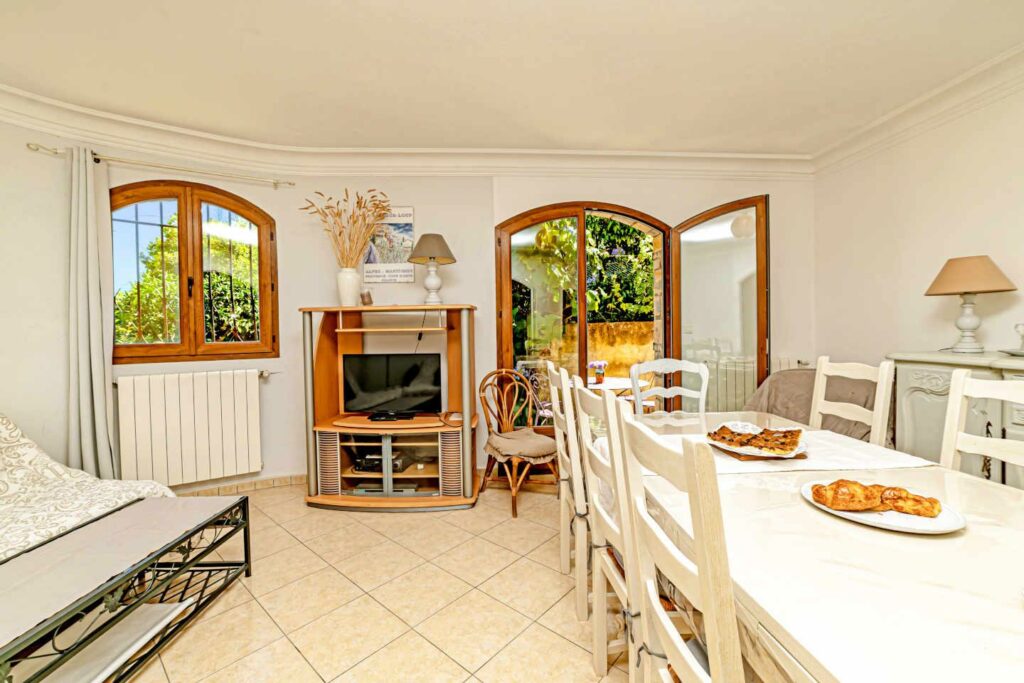 2-Bedroom Apartment with Garden in Le Bar-sur-Loup — photo 6