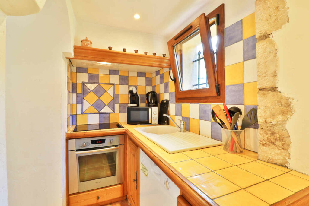 Garden-Level Furnished Apartment in Le Bar-sur-Loup — photo 11