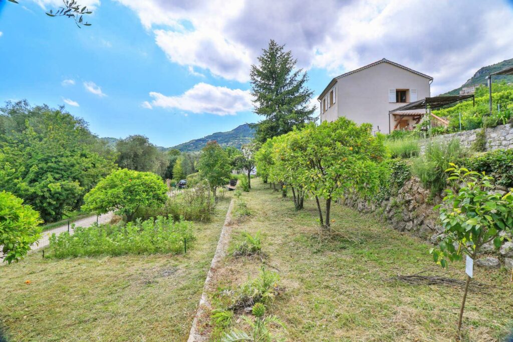 Garden-Level Furnished Apartment in Le Bar-sur-Loup — photo 7
