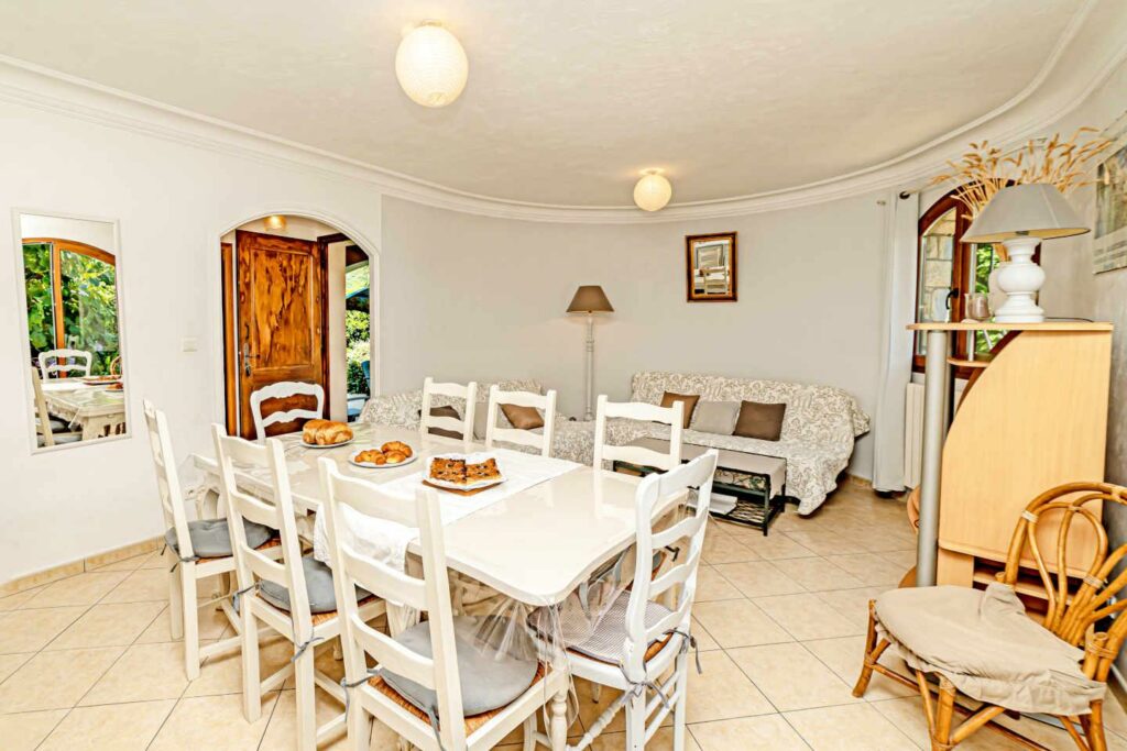 2-Bedroom Apartment with Garden in Le Bar-sur-Loup — photo 7