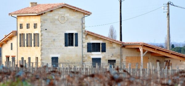 Belle maison en pierre dans les vignes