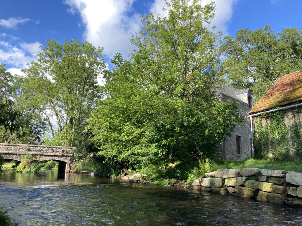 Maison en pierres en bord de rivière en Morbihan — photo 2