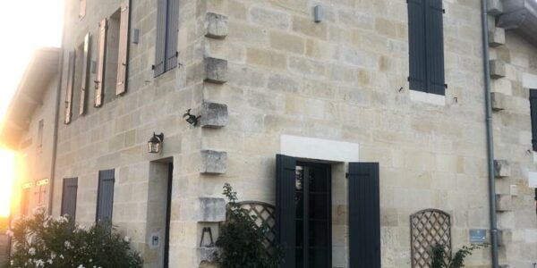 Belle maison en pierre dans les vignes