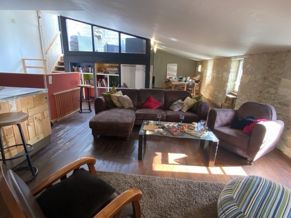 Duplex meublé à Blaye – 102 m² avec terrasse sur les toits et vue estuaire — photo 1
