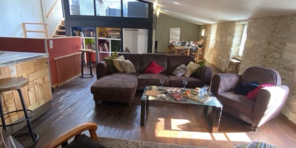 Duplex meublé à Blaye – 102 m² avec terrasse sur les toits et vue estuaire