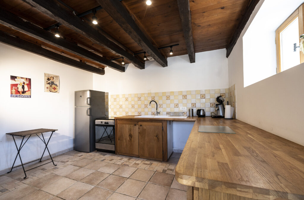 Restored Barn – 70 m² Furnished Rental in Saint-Martin-des-Combes — photo 3