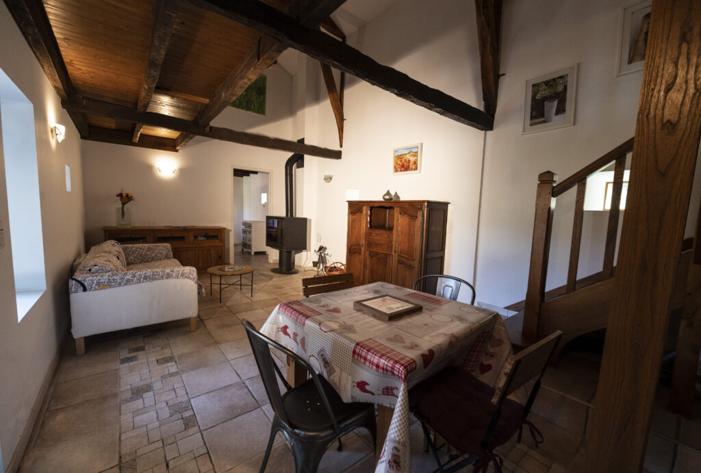 Restored Barn – 70 m² Furnished Rental in Saint-Martin-des-Combes — photo 4