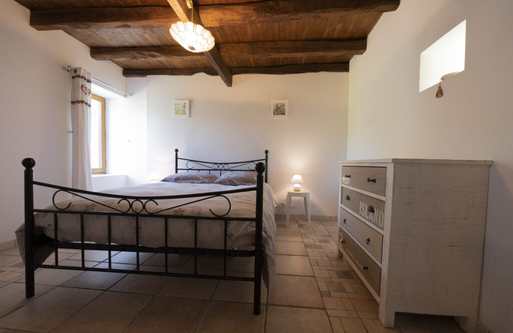 Restored Barn – 70 m² Furnished Rental in Saint-Martin-des-Combes — photo 5