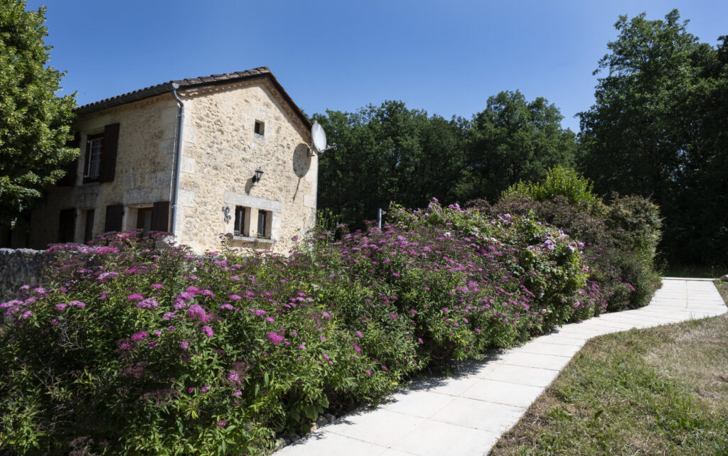 Restored Barn – 70 m² Furnished Rental in Saint-Martin-des-Combes — photo 7