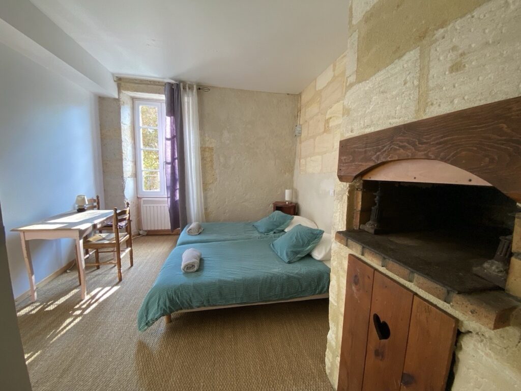 Duplex meublé à Blaye – 102 m² avec terrasse sur les toits et vue estuaire — photo 3