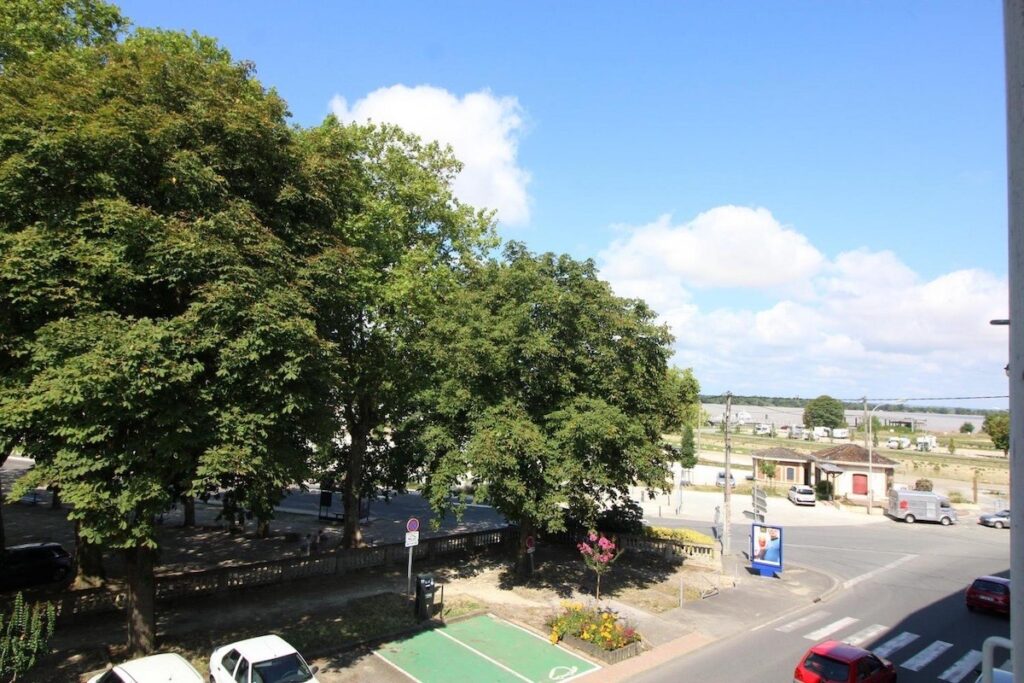 Duplex meublé à Blaye – 102 m² avec terrasse sur les toits et vue estuaire — photo 17