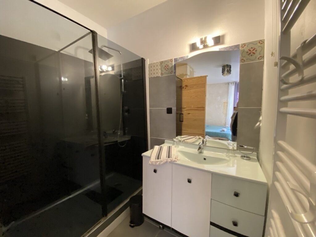Duplex meublé à Blaye – 102 m² avec terrasse sur les toits et vue estuaire — photo 19