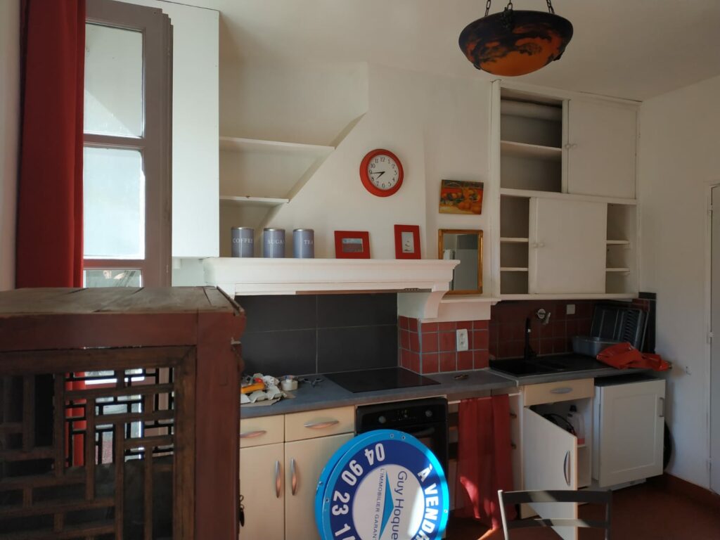 Appartement meublé 56 m² – Avignon intra-muros, place des Corps Saints — photo 2
