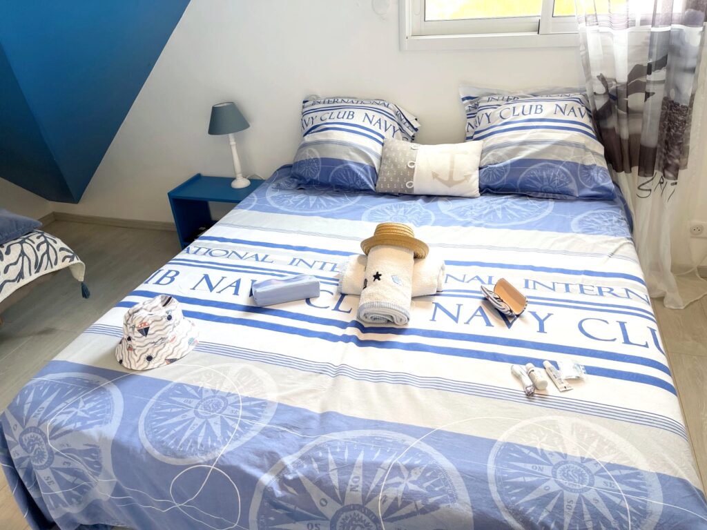 5-Bedroom House with Private Bathrooms and Parking in Étel — photo 1