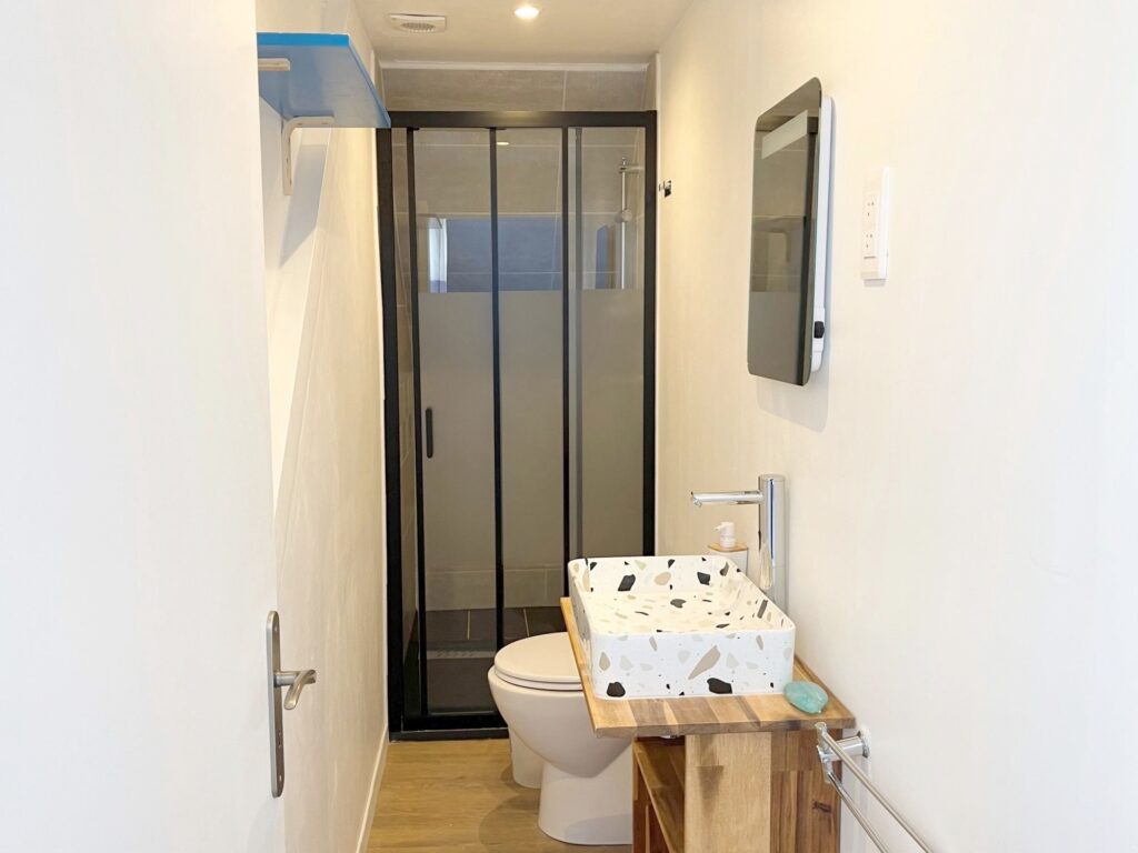 5-Bedroom House with Private Bathrooms and Parking in Étel — photo 6