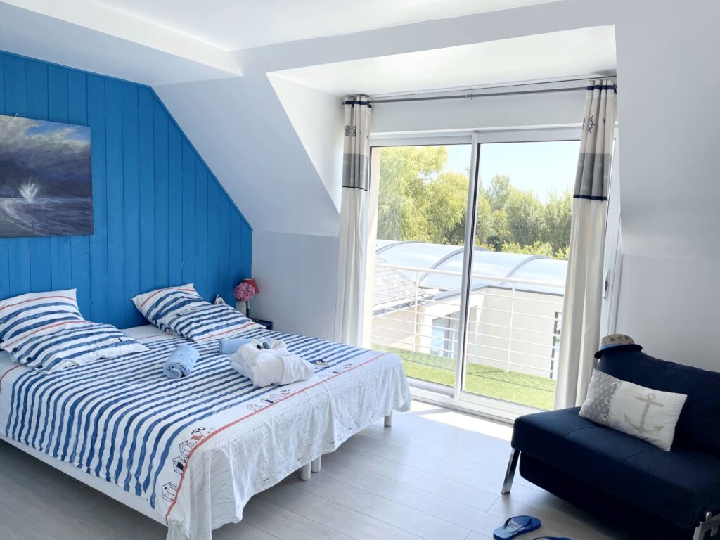 5-Bedroom House with Private Bathrooms and Parking in Étel — photo 3