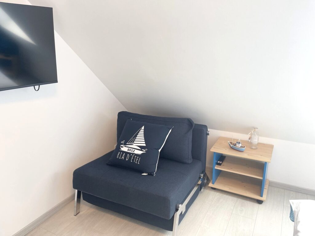 5-Bedroom House with Private Bathrooms and Parking in Étel — photo 4