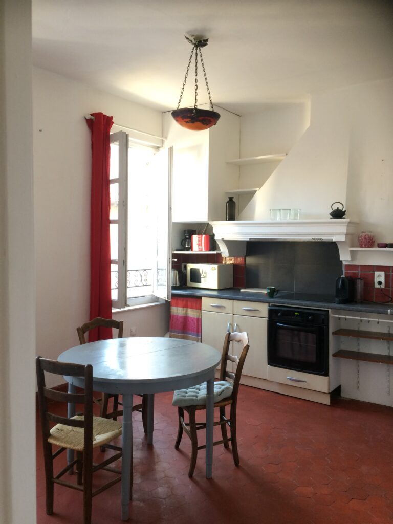 Appartement meublé 56 m² – Avignon intra-muros, place des Corps Saints — photo 3