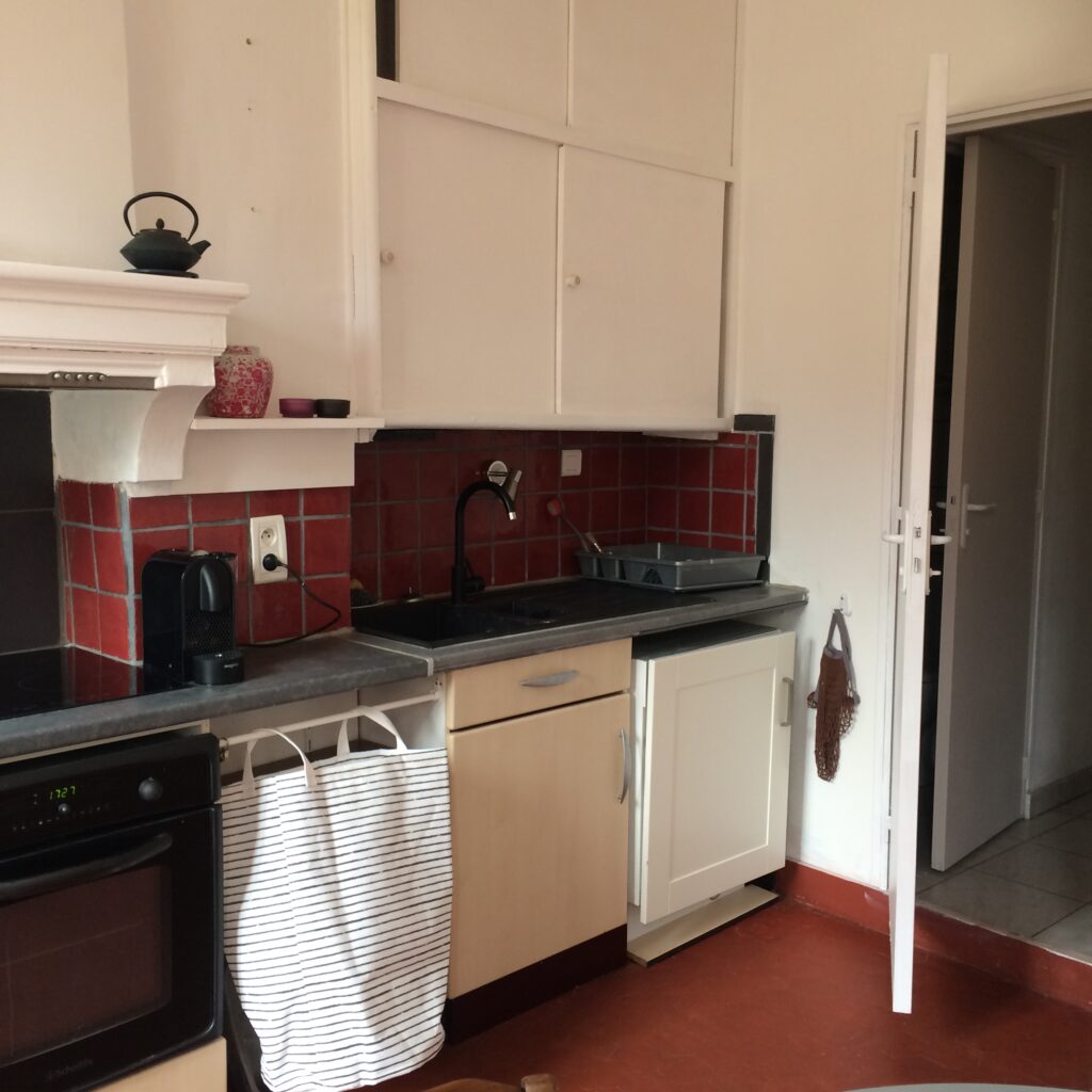 Appartement meublé 56 m² – Avignon intra-muros, place des Corps Saints — photo 4