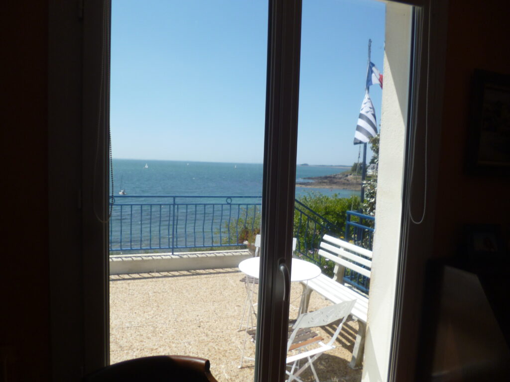 Beachfront Home 100 Meters from the Beach in Arzon — photo 9