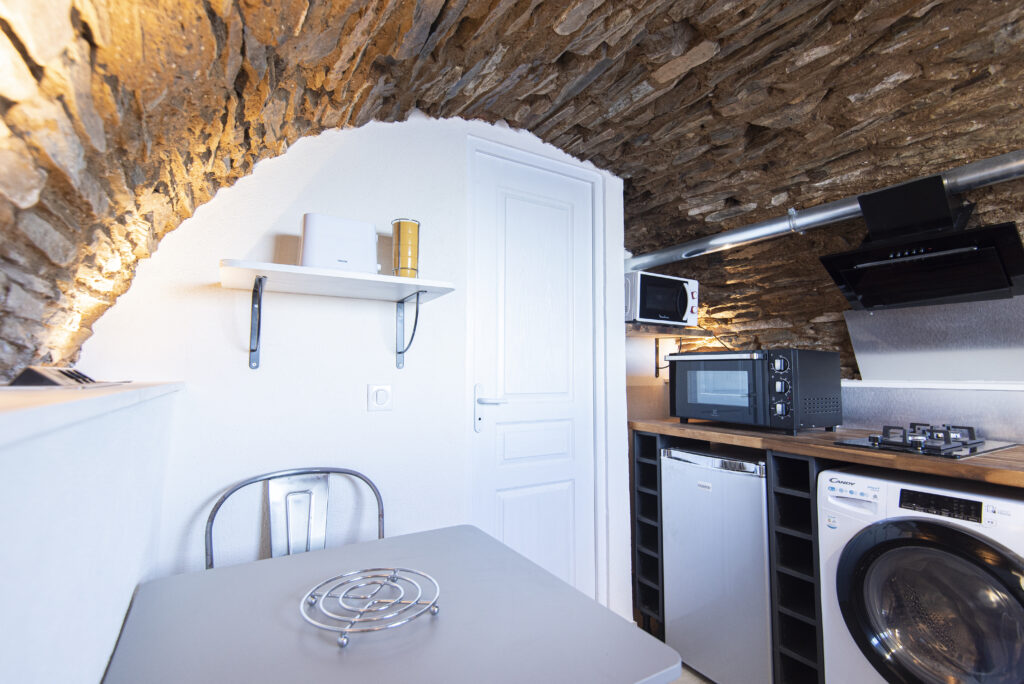 Studio meublé en pierres apparentes au Cap Corse – vue mer — photo 9