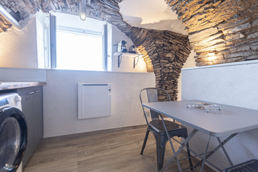 Studio meublé en pierres apparentes au Cap Corse – vue mer — photo 11